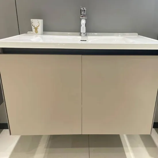 Móvel de banheiro montado na parede com espelho